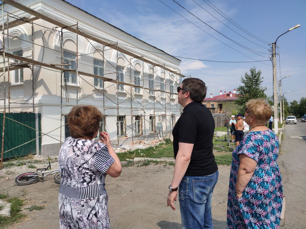 Ход ремонтных работ домов, находящихся на гостевом маршруте, под постоянным  контролем главы города Ирбита Николая Вениаминовича Юдина | 15.07.2022 |  Ирбит - БезФормата