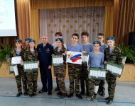 О.Ю. Касков с членами военно-патриотического клуба школы № 10